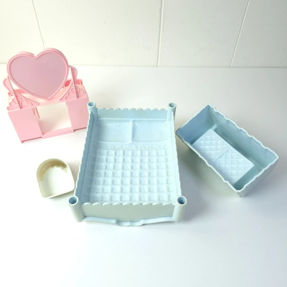 Vintage Playskool Victorian Dollhouse Furniture Sweet Dreams Bedroom 4 pieces‎